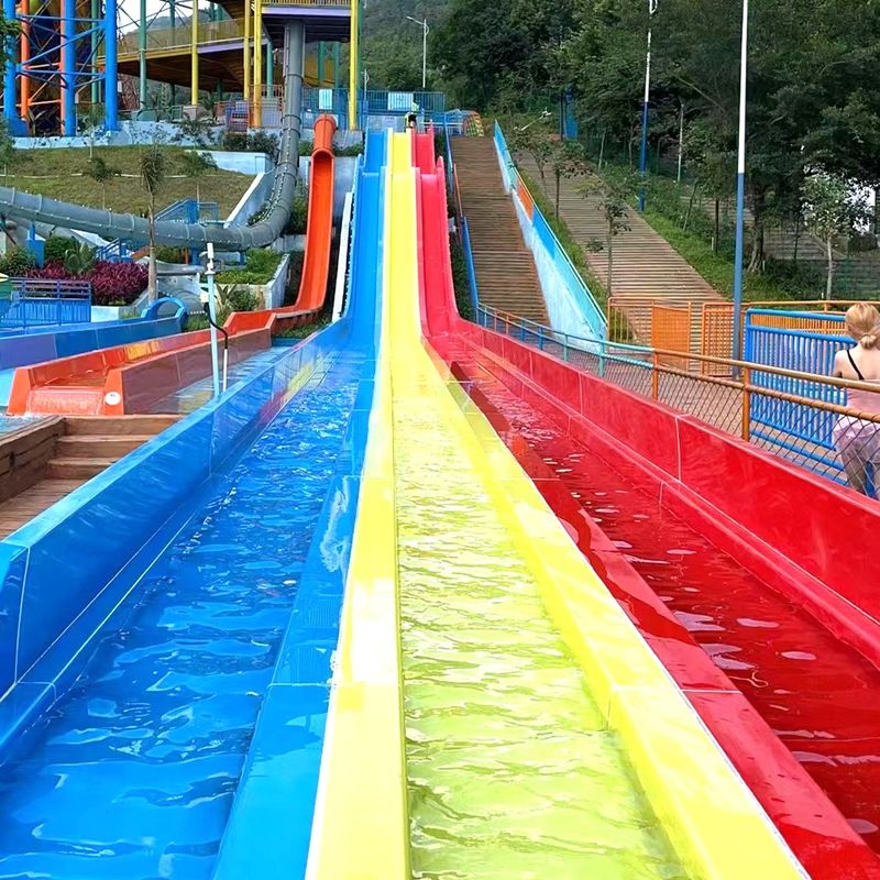 Slide aquático de corrida de várias pistas para parque aquático com cores do arco-íris
