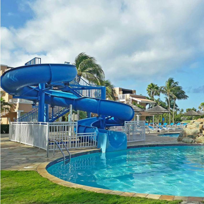 Instalação em solo de escorrega de piscina de hotel de forma reta para 1-2 pessoas