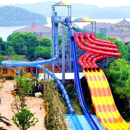Deslizamento multicolorido de parque aquático ao ar livre com diferentes alturas e design