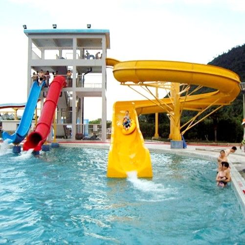 OEM Parque aquático ao ar livre Slide de água de fibra de vidro Cores personalizadas Corpo adulto Deslizamento para piscina Diversão