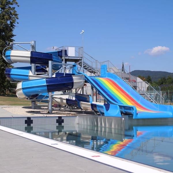 Slide de piscina de hotel personalizável para 1-2 pessoas degraus antiderrapante no chão