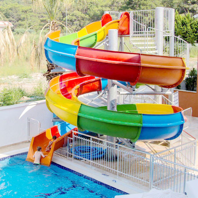 Slide de piscina de fibra de vidro emocionante com alças de segurança de spray de água para 1-2 pessoas