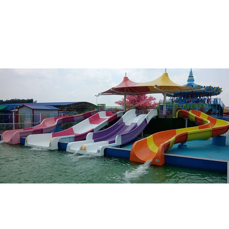 Escorrimento aquático colorido Crianças com piscina de salto