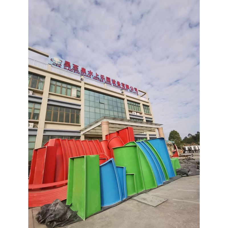 Escorrimento aquático colorido Crianças com piscina de salto
