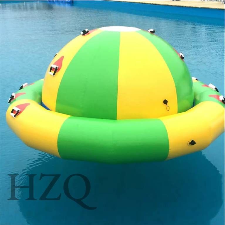 Experimente diversão inesquecível com nosso brinquedo inflável de disco voador para parques aquáticos