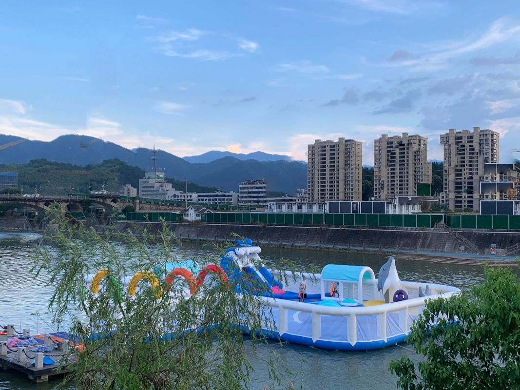 Castelo de água inflável personalizável do parque aquático inflável para o seu negócio de parque aquático