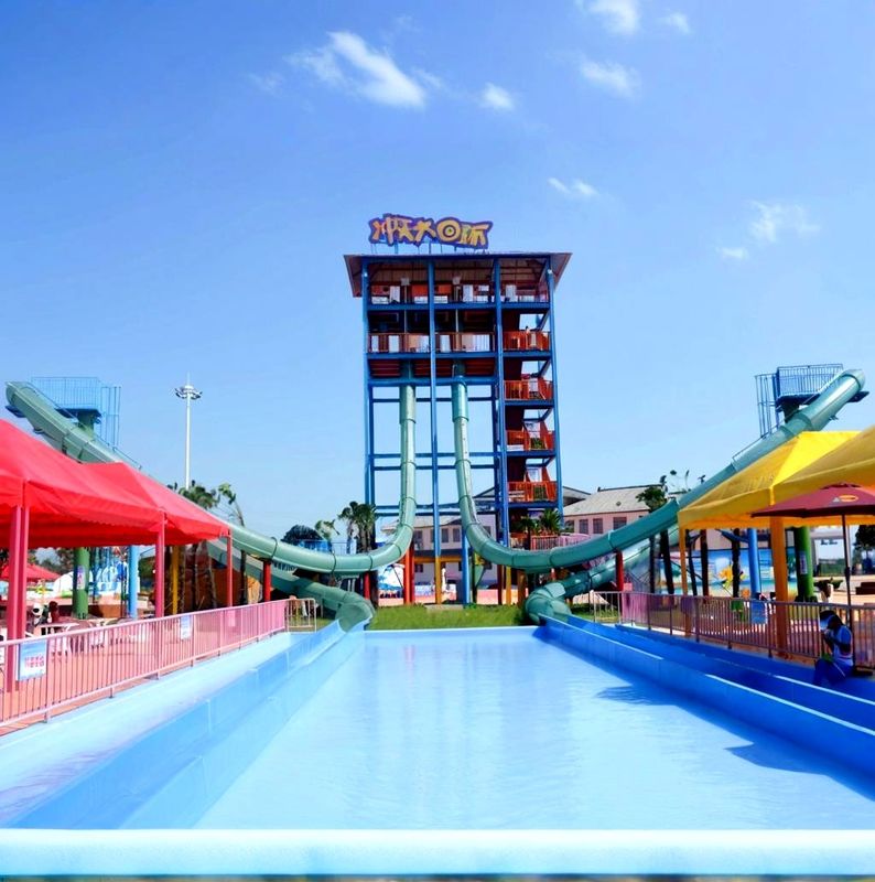 Piscine de salto, parque aquático, escorrega, experiência aquática para crianças a partir dos 12 anos