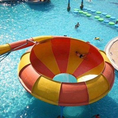 Parque aquático Parque aquático Space Bowl Slide de água com espessura de 6-10 mm em cores RAL
